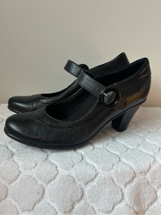 Clarks Shoes - Clarks Emily 2 Mabel Black Leather Mary Jane Pumps. Size 8.